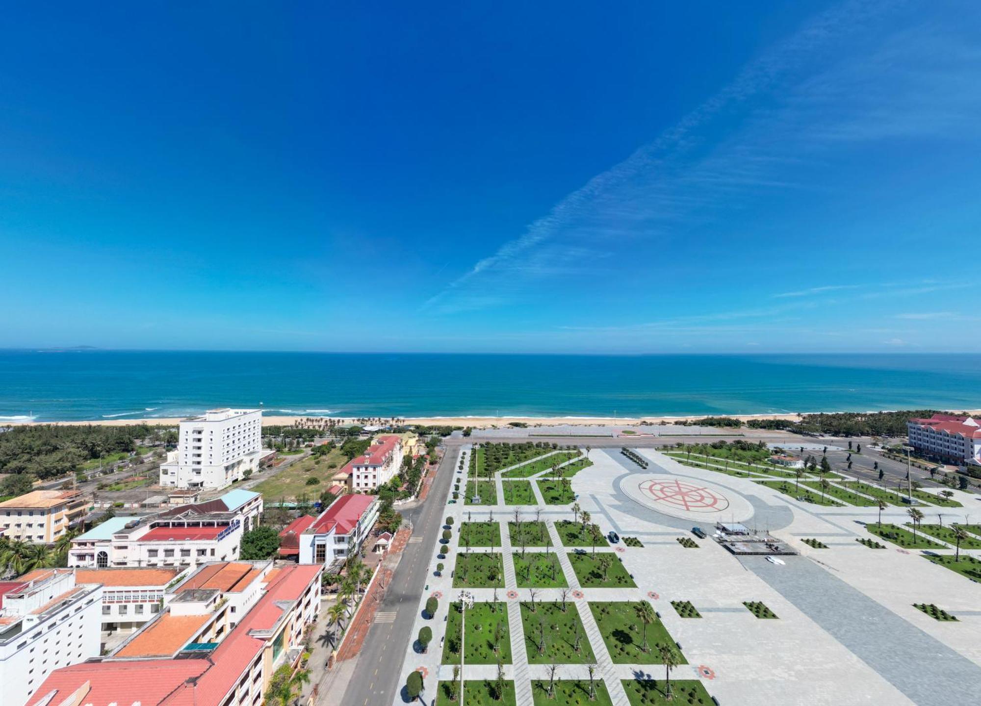 Wink Hotel Tuy Hoa Beach - 24Hrs Stay & Rooftop Pool Bar Exteriör bild